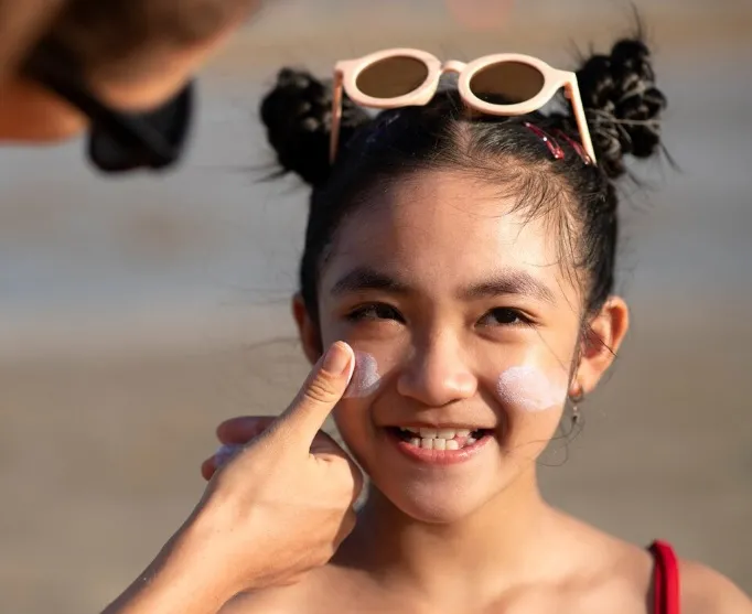 Jak pogodzić leczenie AZS z bezpiecznym przebywaniem na słońcu?