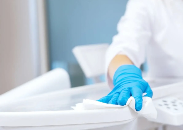 Jak dezynfekować urządzenia w obiektach o dużym natężeniu ruchu?