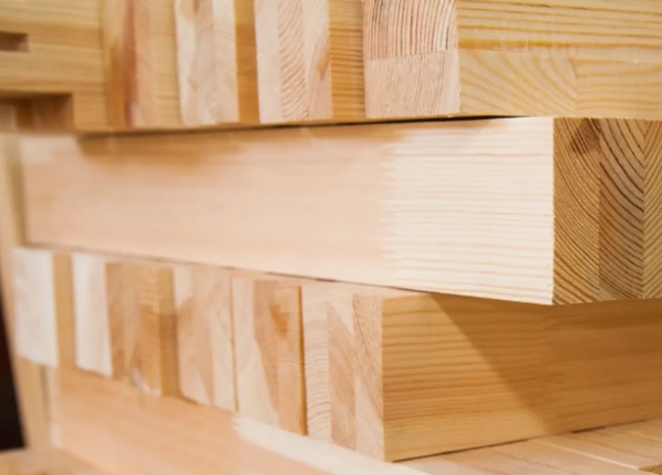 Czym jest drewno klejone i dlaczego warto je wybrać?