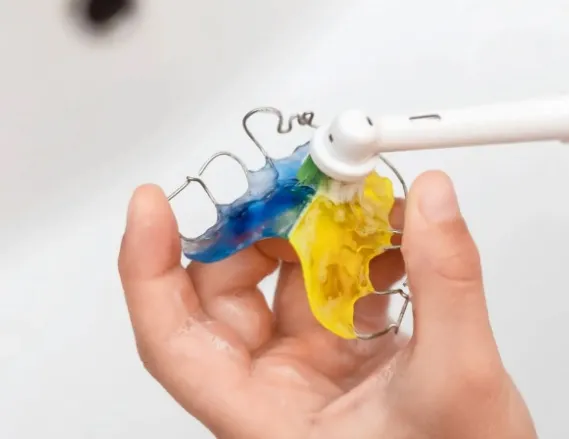 Jak wprowadzić codzienną rutynę pielęgnacji aparatu u dziecka?