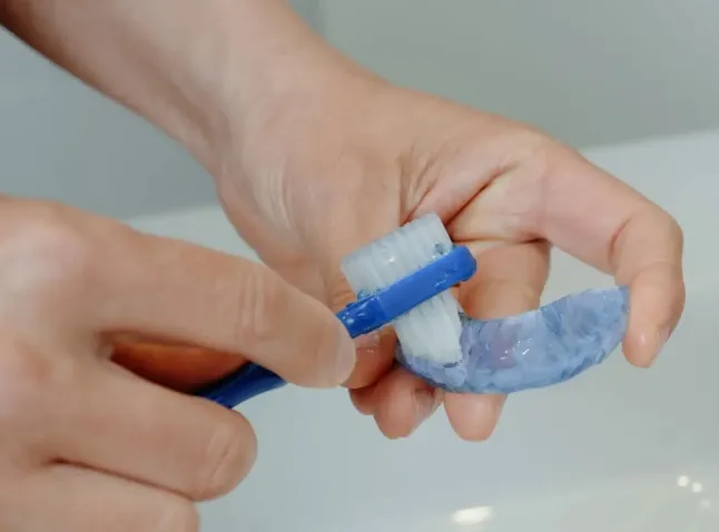 Jakie akcesoria ułatwiają pielęgnację ruchomego aparatu ortodontycznego?