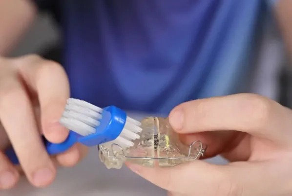 Jakie są oznaki rozwoju grzybów na powierzchni aparatu na zęby?