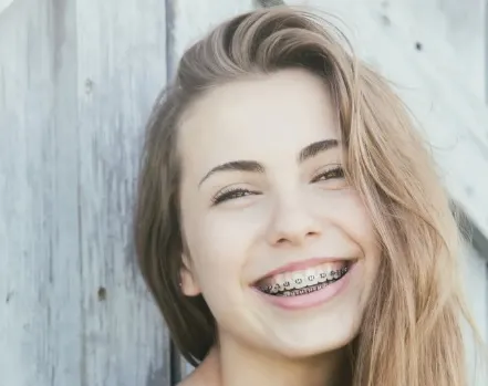 Jak działa żel łagodzący na rany i otarcia od aparatu ortodontycznego?