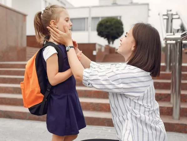Jak wspierać dziecko, które czuje się samotne w nowej szkole?